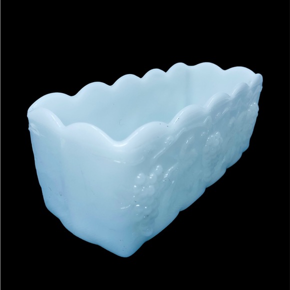 Vintage 1960s Anchor Hocking Fire King Milk Glass Grape & Leaf Patterned Planter - Picture 3 of 9